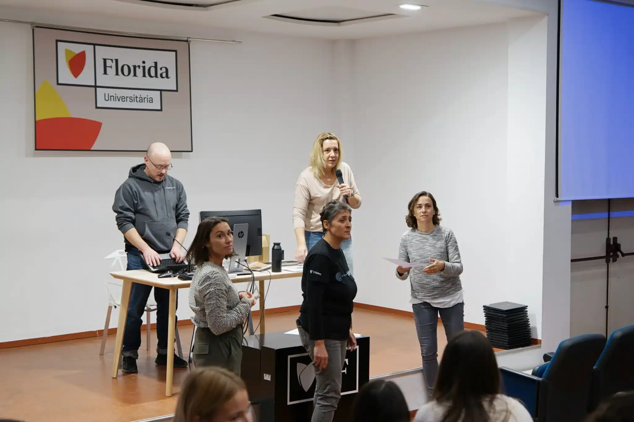 Equipo repartiendo certificados